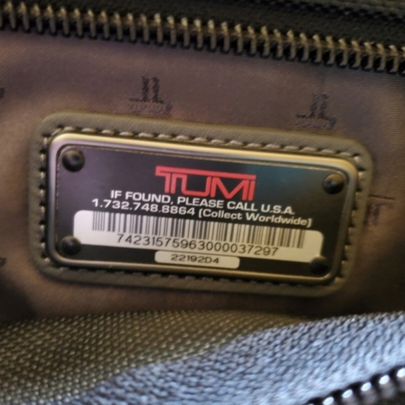 TUMI TRAVEL HANGING TOILETRY KIT - Picture 4 of 5